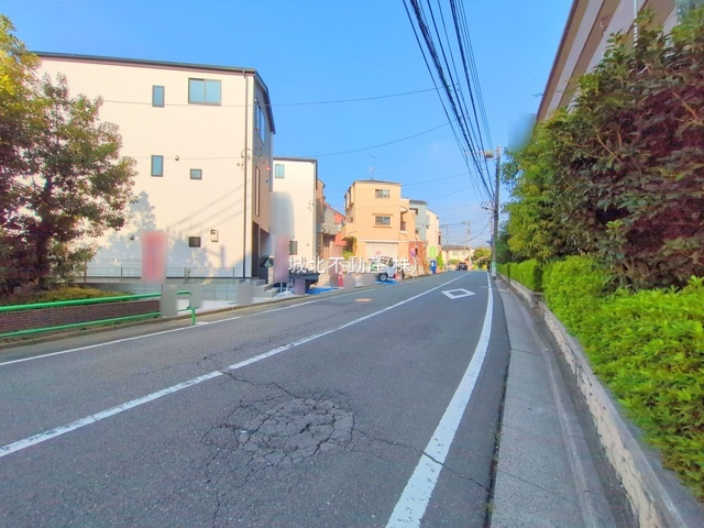 練馬区大泉町4丁目 全4棟 2号棟の前面道路含む現地写真