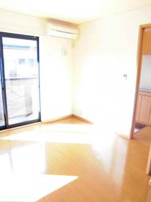 【居間・リビング】 | ラフィーネⅡ | 【ラフィーネⅡ】こちらの居間で趣味の時間をお楽しみください