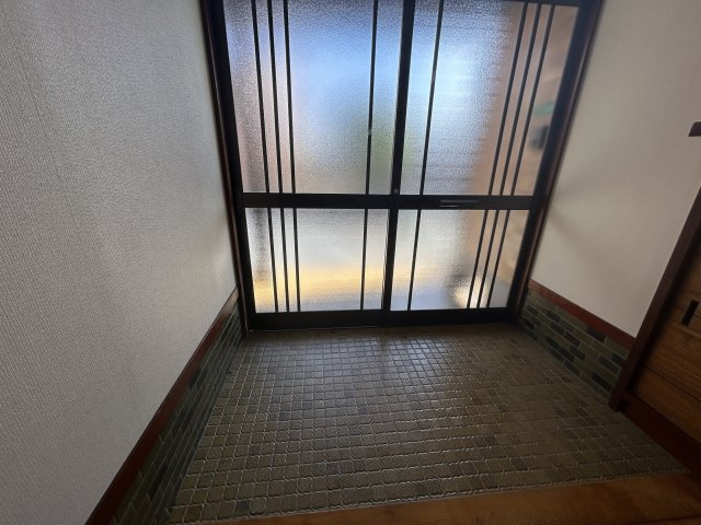 南町松本貸家の玄関