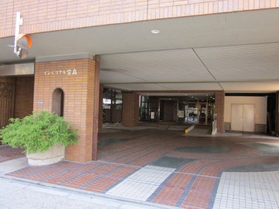 【エントランス】 | インペリアル堂島 | 都心ですがスーパーや総合病院も近く、住環境良好です。