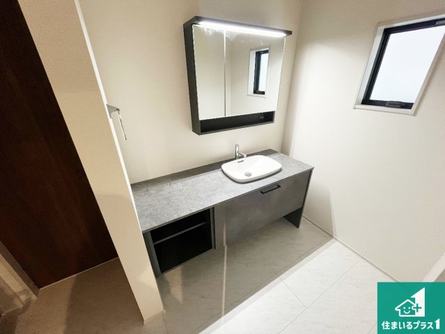 西脇市小坂町　第5期　新築一戸建ての独立洗面台|清潔感のある洗面台です。フラットな鏡は掃除がしやすく毎日清潔！鏡裏には収納があるのでスッキリとした洗面台が保てます。