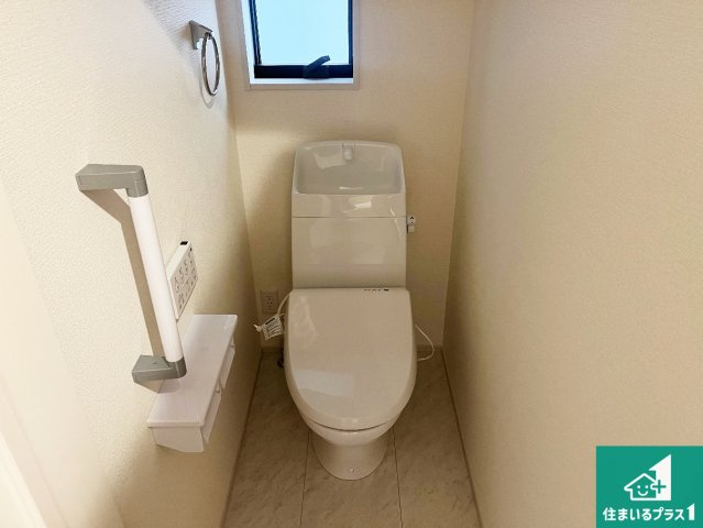 西脇市小坂町　第5期　新築一戸建てのトイレ|1・2階の2ヶ所にあるので、朝の忙しい時間の順番待ちもなく、深夜の利用にも大変便利です。