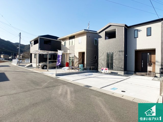 西脇市小坂町　第5期　新築一戸建ての前面道路含む現地写真|周辺は閑静な住宅街！前面道路広々で車の出し入れも便利です。駐車が苦手な方でも安心して車庫入れできます！