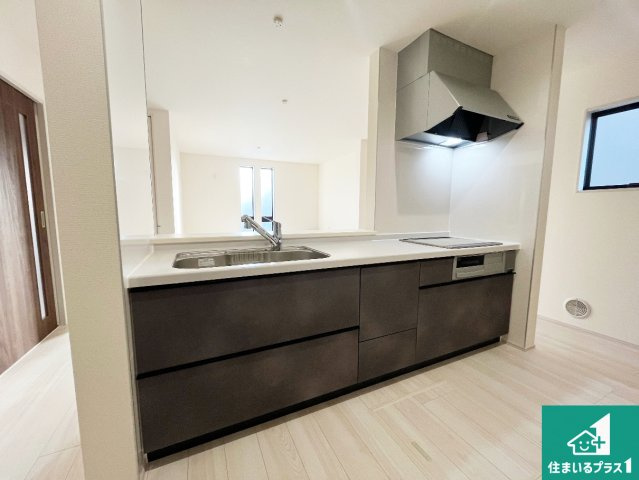 西脇市小坂町　第5期　新築一戸建てのキッチン|子供を見守りながらお料理が出来るため家族のコミュニケーションか増えます♪スペースが広く確保されている為お子様が大きくなったときは一緒に料理を楽しめます♪