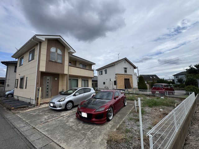 -三丁目不動産- 深谷市人見　吹き抜けのあるお家の駐車場