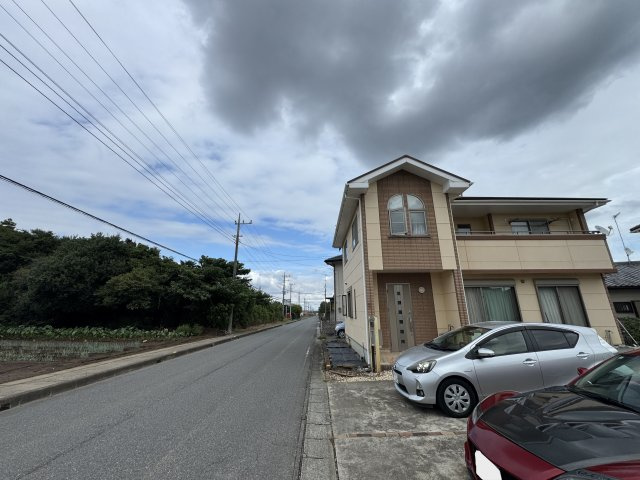-三丁目不動産- 深谷市人見　吹き抜けのあるお家の前面道路含む現地写真