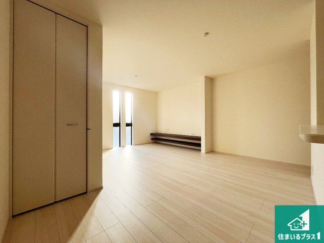 西脇市小坂町　第5期　新築一戸建ての居間・リビング|日当たり良好の明るいリビングで朝の目覚めもスッキリできそう！対面キッチンでご家族のコミュニケーションも自然と増える設計！小さなお子様が遊ぶスペースを作っても広々とくつろげるLDK！