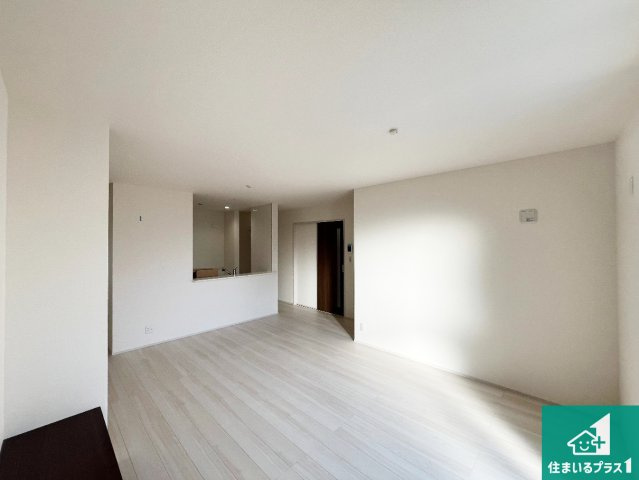 西脇市小坂町　第5期　新築一戸建ての居間・リビング|日当たり良好の明るいリビングで朝の目覚めもスッキリできそう！対面キッチンでご家族のコミュニケーションも自然と増える設計！小さなお子様が遊ぶスペースを作っても広々とくつろげるLDK！