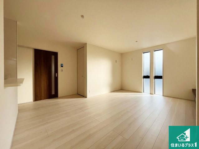 西脇市小坂町　第5期　新築一戸建ての居間・リビング|リビングと統一感があり、使い勝手のいいキッチン。広々としているので、二人並んで作業が出来ちゃいます。お子様と一緒に色々なお料理に挑戦できるスペースがあります。