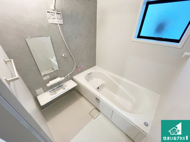 西脇市小坂町　第5期　新築一戸建ての浴室|足をゆったり伸ばして寛げる浴槽です。窓が設けられていますので差し込む光が明るく穏やかな雰囲気にしてくれます♪浴室乾燥機も設置しているので、雨の日の洗濯物も安心です♪