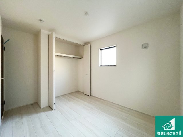 西脇市小坂町　第5期　新築一戸建ての洋室|寝室は心地よい眠りについてもらいたくて、シンプルかつ開放的な空間な設計にしています！大きな窓から差し込む日が心地いいです♪