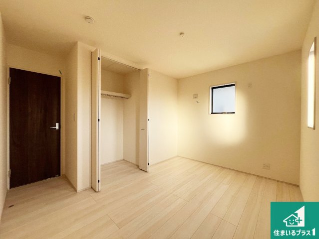 西脇市小坂町　第5期　新築一戸建ての洋室|収納スペースが充実しているので子供の成長に合わせてたくさん収納ができます！家族構成に合わせた様々な活用ができる収納！