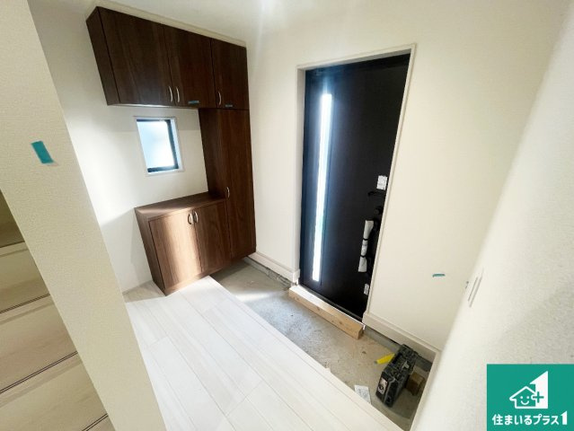 西脇市小坂町　第5期　新築一戸建ての玄関|シューズボックスにはたくさんの靴が収納できるので玄関周りはいつもスッキリ！ご家族が増えても安心！