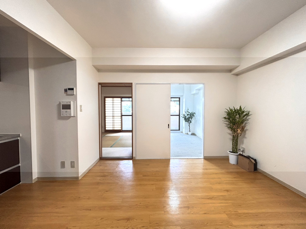 グラン・パレ六甲の居間・リビング|和室からリビングに