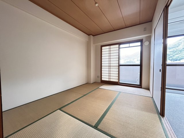 グラン・パレ六甲の和室|和室約6帖。