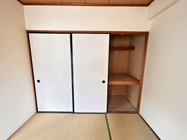 グラン・パレ六甲の和室|和室の押入れです。一番左手を開けるとリビングに繋がります。