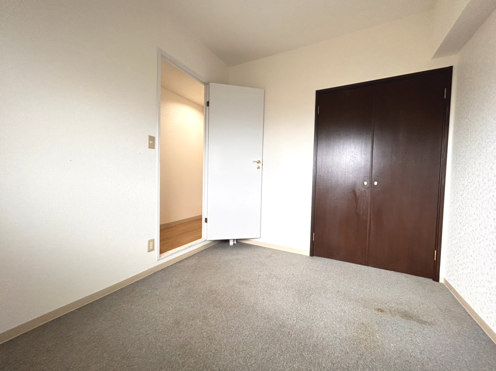 グラン・パレ六甲の洋室|洋室約4.5帖。奥行きのある、クローゼット付きです。