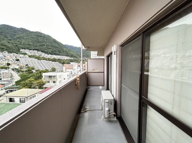 グラン・パレ六甲のバルコニー|バルコニー面積：7.56㎡。洋室と和室から出入り可能です！