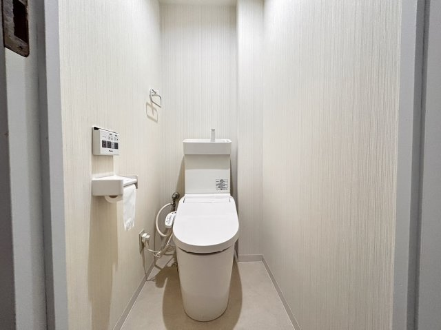 グラン・パレ六甲のトイレ|温水洗浄便座です。流す際は後ろのスイッチ一つで流す事ができます。