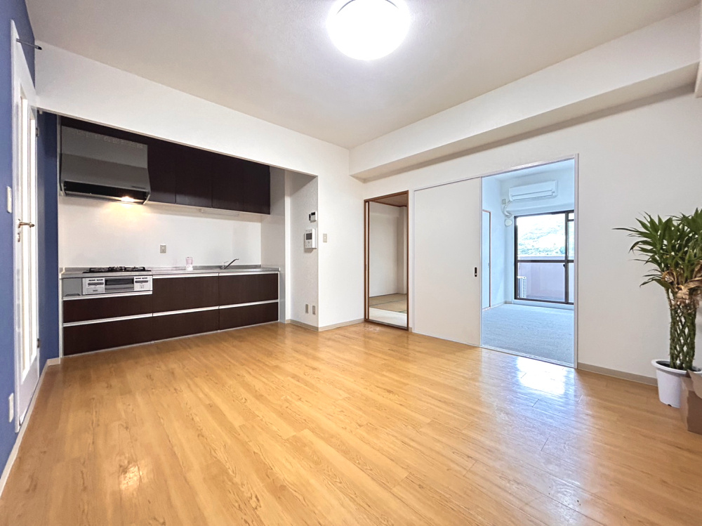 グラン・パレ六甲の居間・リビング|リビング約11帖。センターリビングであり、家族との団らんが自然とうまれます。