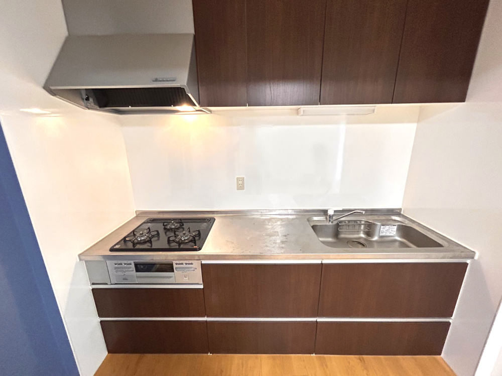 グラン・パレ六甲のキッチン|こちらのキッチンは、３つ口コンロです！お料理を効率よく進められますね。