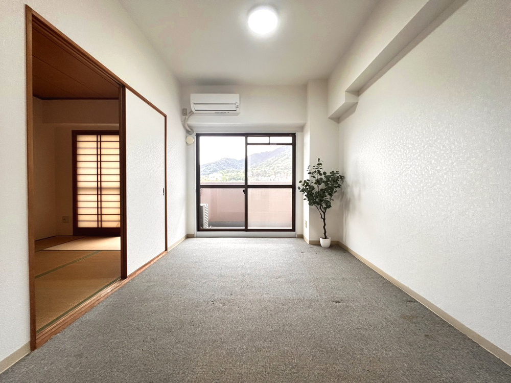 グラン・パレ六甲の洋室|洋室約６帖と和室約６帖はスライドドアで仕切られており、開けたままお使いいただくことで広々空間に生まれ変わります！