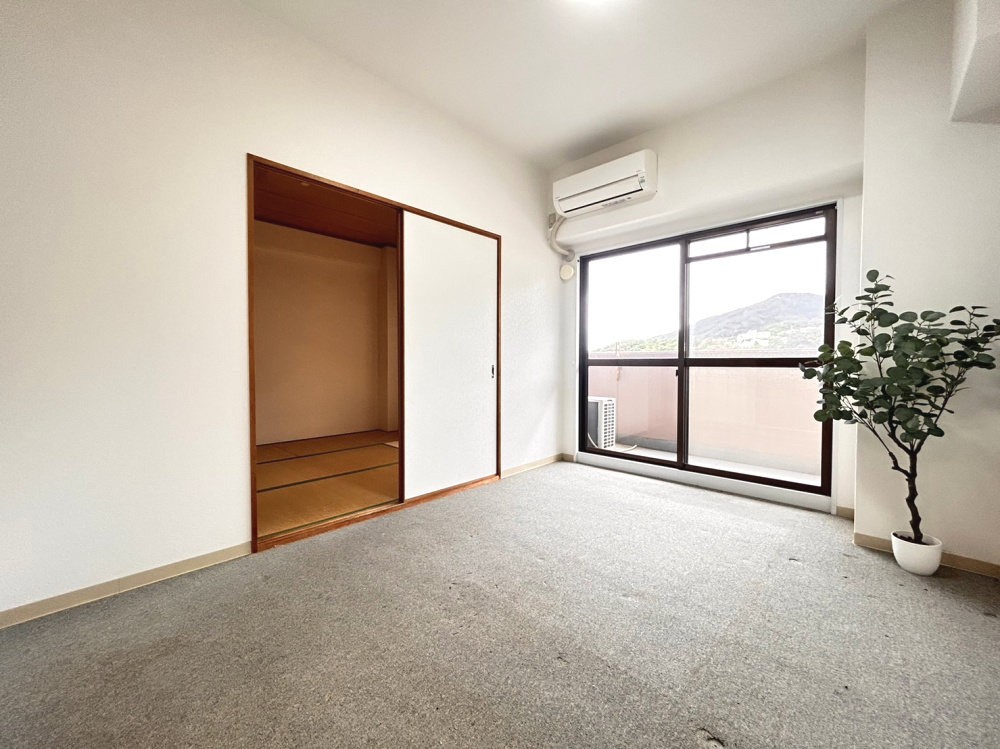 グラン・パレ六甲の洋室|洋室約６帖。バルコニーへの出入りが可能です。