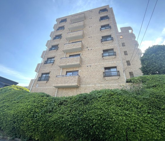 サンマンション青葉台ガーデンの外観|敷地内に植栽があり、道路面から高くなっています。