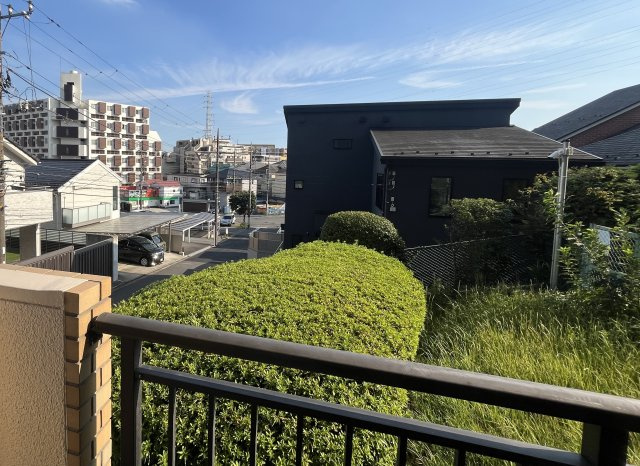 サンマンション青葉台ガーデンの展望|1階ですが道路から高く、植栽があるので歩行者の目線は気になりません。