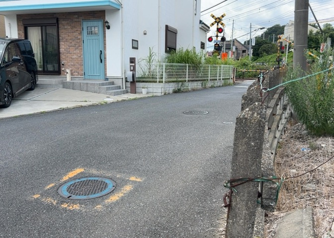【前面道路含む現地写真】 | 住宅用の土地では前面道路に2m以上接していなければならないと法律で定められています。しかし、お持ちの車のサイズやライフスタイルなどにより、2mでは利便が悪い場合もございますので、事前に確認しましょう。