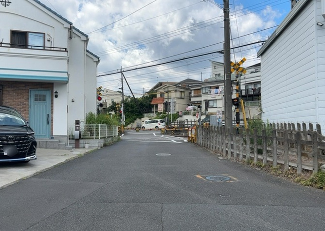 【前面道路含む現地写真】 | 道幅が広い場所は日当たりや風通が良好です。幅が広いのですれ違いも可能ですし大きな車でも駐車可能！一方で、大型車が通ることも多くなるため交通量の増加により騒音に繋がります。また土地の値段が高くなります。