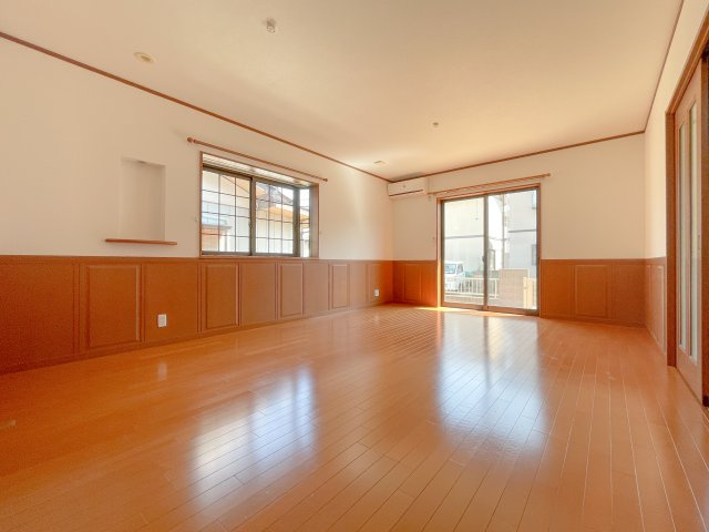 日立市東大沼町2丁目　中古戸建の居間・リビング|リビングの窓からはあたたかな日差しが差し込みます(*'▽')