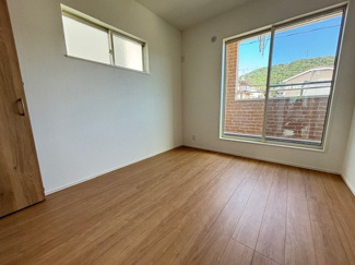 【洋室】 | 佐伯区五月が丘5丁目　全2区画　NO2 | 2階　洋室　収納付きでお部屋がスッキリ広く使えます。　
ワイドバルコニーは2部屋から出入り可能です。
