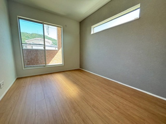 【洋室】 | 佐伯区五月が丘5丁目　全2区画　NO2 | 2階　洋室　収納付きでお部屋がスッキリ広く使えます。　
ワイドバルコニーは2部屋から出入り可能です。
