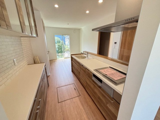 【居間・リビング】 | 佐伯区五月が丘5丁目　全2区画　NO2 | 18.75帖リビング☆　対面式のキッチンでリビングが見渡せるので、お子様やご家族の様子が見えて安心です♪