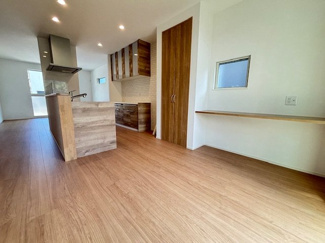 【居間・リビング】 | 佐伯区五月が丘5丁目　全2区画　NO2 | 18.75帖リビング☆　対面式のキッチンでリビングが見渡せるので、お子様やご家族の様子が見えて安心です♪