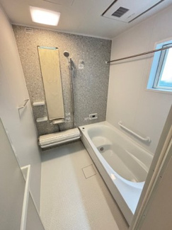 【浴室】 | 佐伯区五月が丘5丁目　全2区画　NO2 | ゆったりした浴槽は、足を伸ばしてゆったり湯船につかることができます。
浴室換気乾燥機付きで雨や夜のお洗濯にも大活躍♪