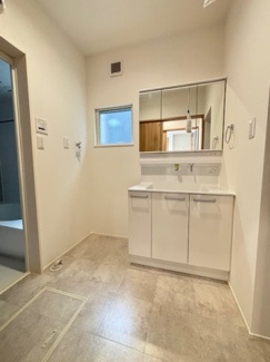 【独立洗面台】 | 佐伯区五月が丘5丁目　全2区画　NO2 | 三面鏡付きの洗面台は、メイクもドライヤーも余裕のスペースです。