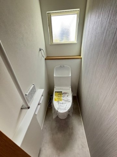 【トイレ】 | 佐伯区五月が丘5丁目　全2区画　NO2 | シンプルなデザインはお掃除やしやすく衛生的。温水洗浄便座付き　トイレ×２
