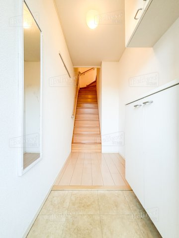 ヴィルヌーブの玄関|シューズボックス付きの玄関です☆