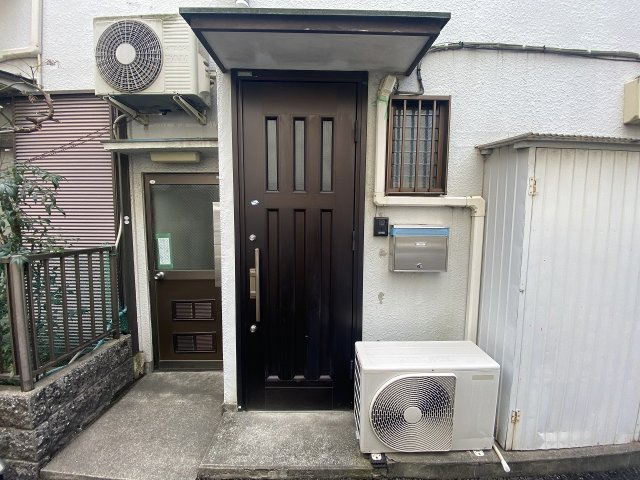 鈴木アパートのエントランス