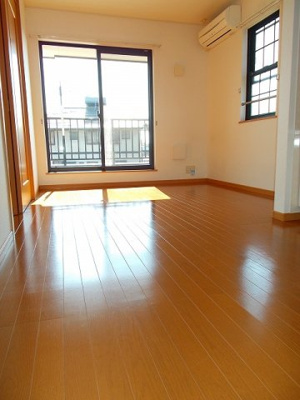 【居間・リビング】 | ファミール | 【ファミール】こちらの居間で趣味の時間をお楽しみください