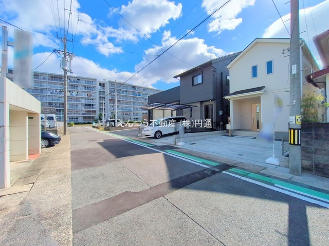 ハートフルタウン天子田6期の前面道路含む現地写真