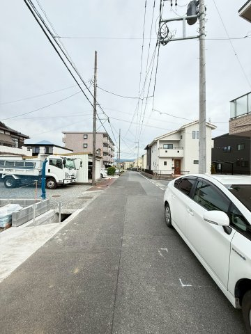 富士市松岡1期　新築戸建　全3棟　１号棟　の前面道路含む現地写真