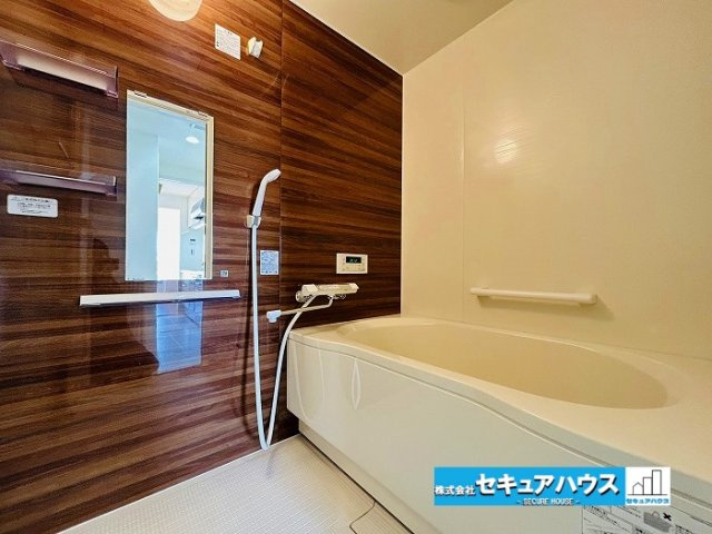 メイツ大府の浴室|【浴室】
◆アクセントパネルで落ち着きのある雰囲気を演出します。毎日の疲れを癒やすバスタイムをお楽しみ下さい！
◆追い炊き機能が備わったオートバス付のお風呂の為、常に温かいお風呂に入ることができます。