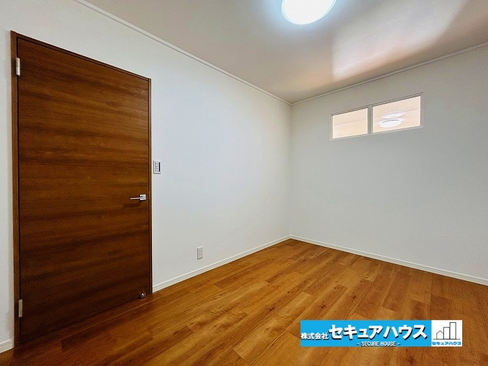 メイツ大府の洋室|【洋室】
◆家族一人ひとりの大切なプライベート空間。趣味に合わせて使って頂けるようシンプルに仕上げてあります。暮らし心地を大きく左右する収納を、適材適所に配置し使い勝手を考慮しました。　　　　　　　　