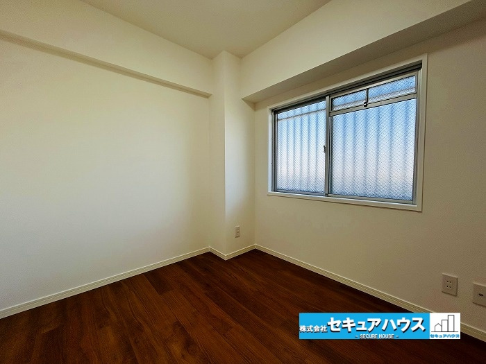 メイツ大府の洋室|【洋室】
◆お子様のお部屋や主寝室、来客時の宿泊室、趣味のお部屋としてもご利用いただけます♪
◆面格子に合わせてすりガラスとなっているため、プライバシーも確保されているお部屋です。　　　　　　　　　　