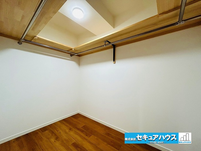 メイツ大府の収納|【サービスルーム】
◆お洋服を沢山収納できます♪キャリーバッグやゴルフバッグ等も収納できる万能なスペースです。　　　　　　　　　　　　　　　　　　　　　　　　　　　　　　　　　　　　　　　　　　　　　