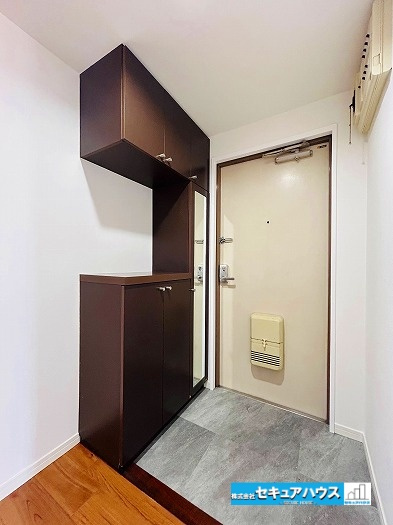 メイツ大府の玄関|【玄関】
◆シューズボックス付きの為玄関周りがスッキリと片付きます。
◆鏡付きの為お出かけ前に身だしなみを整えることができます。　　　　　　　　　　　　　　　　　　　　　　　　　　　　　　　　　　　　