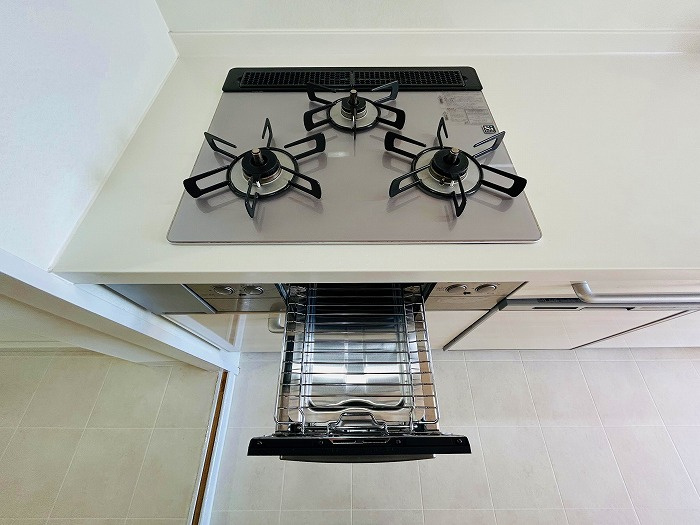 メイツ大府のキッチン|【3口コンロ】
お料理を一度に温めることができる３口コンロ付きです。　　　　　　　　　　　　　　　　　　　　　　　　　　　　　　　　　　　　　　　　　　　　　　　　　　　　　　　　　　　　　　　　　　